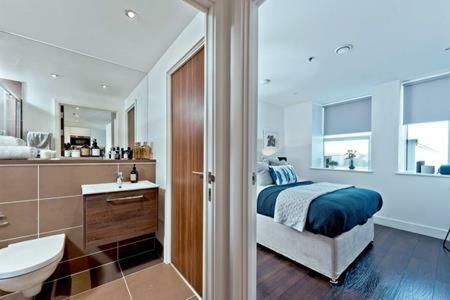 Quarto em Acomodações Particulares Britannia Point, New Building Opposite Station *
