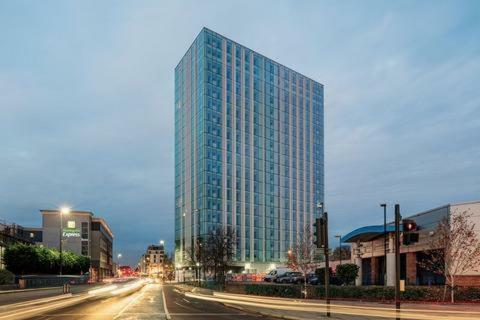 Britannia Point, New Building Opposite Station Londres